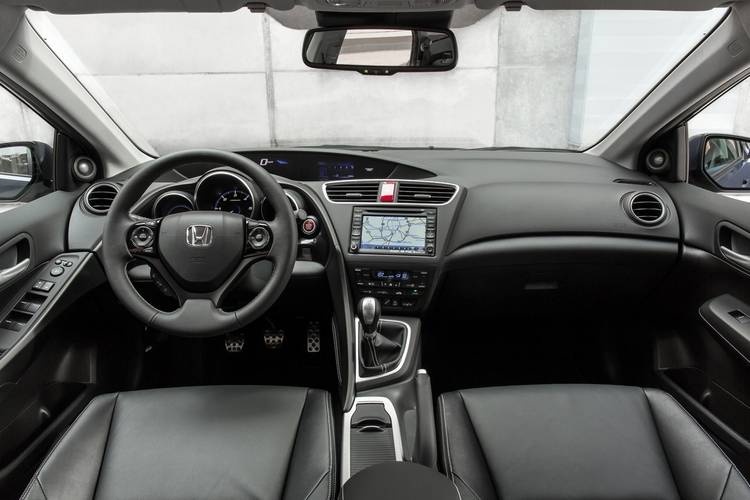 Interno di una Honda Civic 2014 FK Tourer