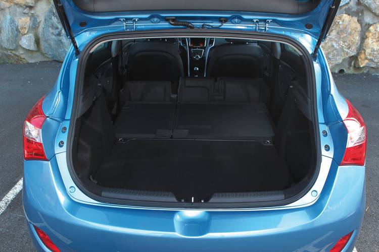 Hyundai i30 GD 2012 plegados los asientos traseros