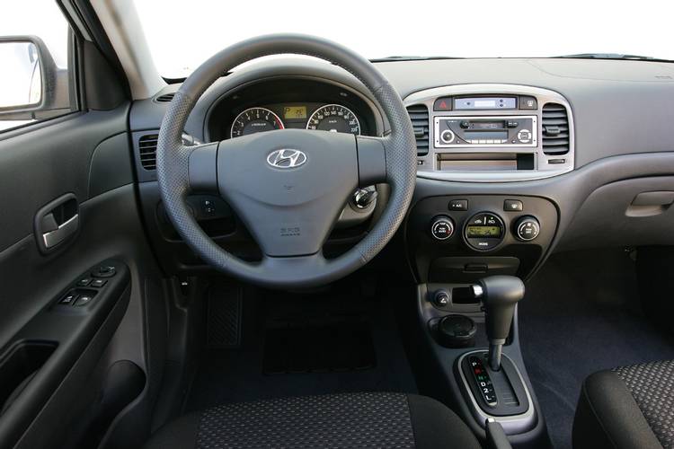 Interno di una Hyundai Accent MC 2006