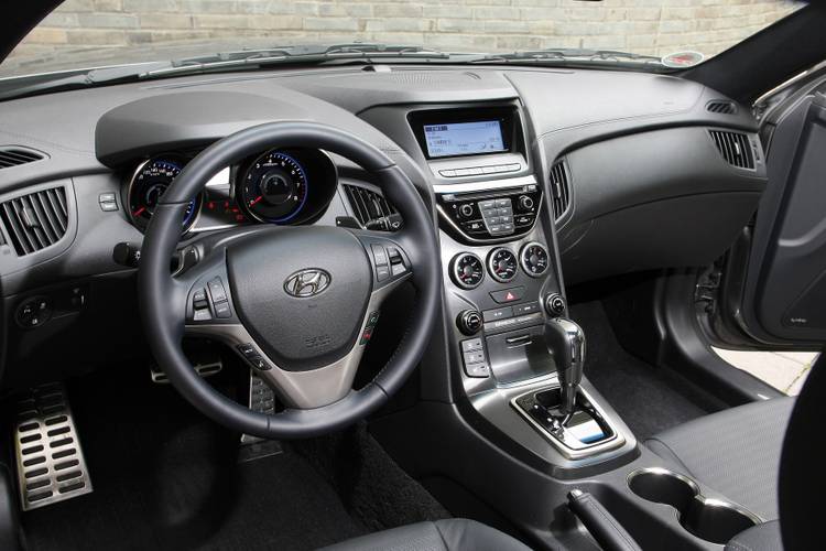 Interno di una Hyundai Genesis Coupe facelift 2014