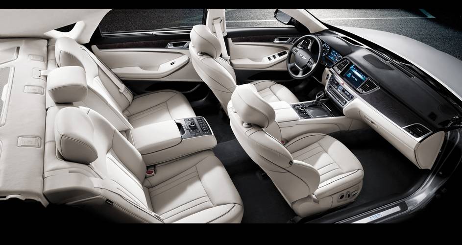 Hyundai Genesis 2014 vorn sitzt