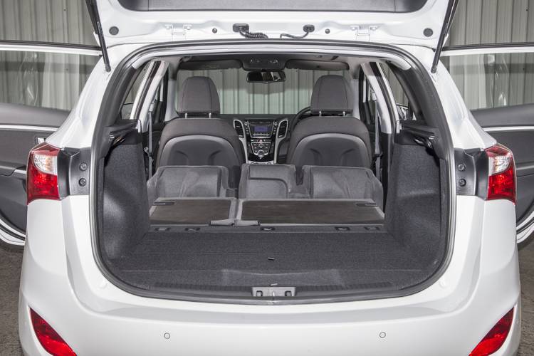 Hyundai i30 GD facelift 2015 kombi wagon plegados los asientos traseros
