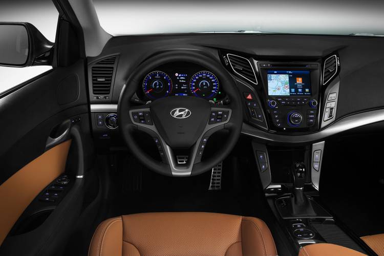 Hyundai i40 facelift 2015 interiér
