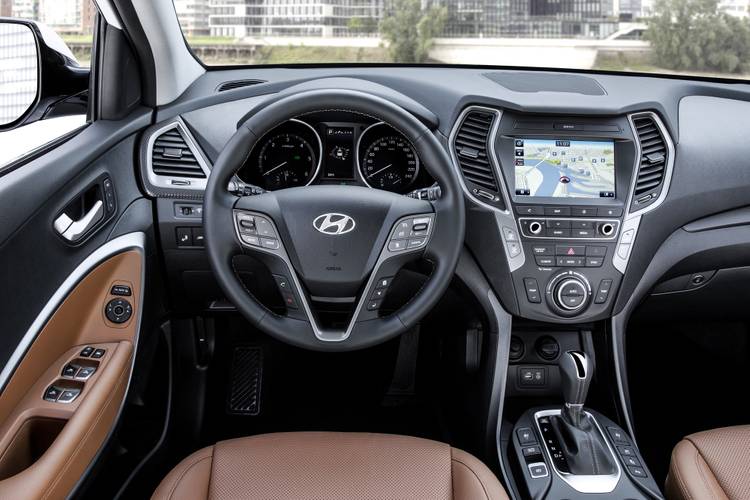 Interno di una Hyundai Santa fe facelift 2016