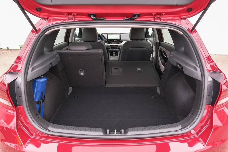 Hyundai i30 PD facelift 2020 plegados los asientos traseros