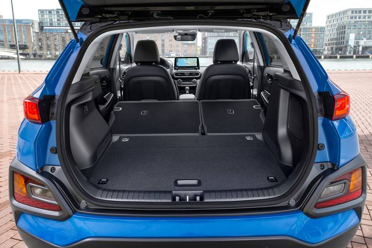 Hyundai Kona Hybrid 2020 plegados los asientos traseros