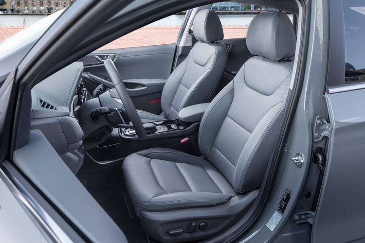 Hyundai IONIQ AE Electric facelift 2019 vorn sitzt