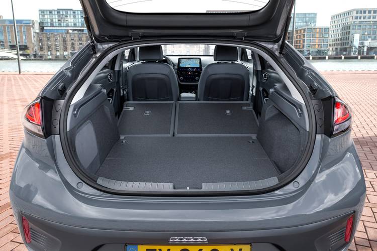 Hyundai IONIQ AE Electric facelift 2019 plegados los asientos traseros