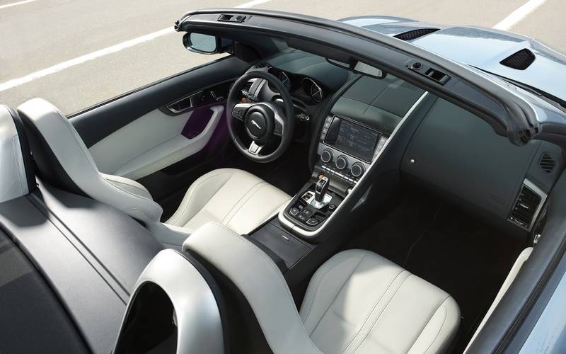 Interno di una Jaguar F-Type 2013