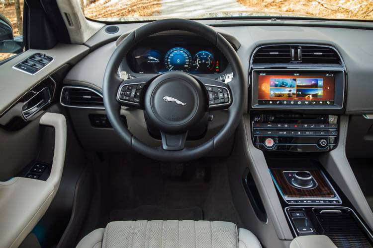 Interno di una Jaguar F-Pace X761 2015