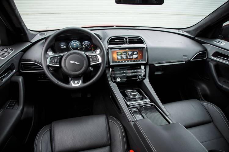 Interno di una Jaguar F-Pace X761 2015