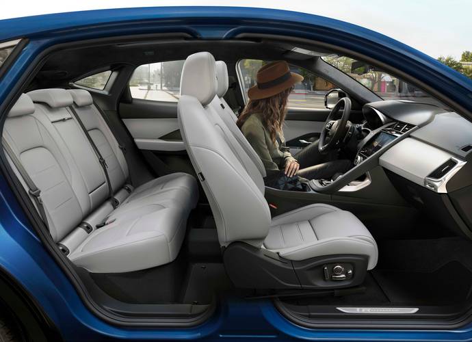 Jaguar E-Pace facelift 2021 assentos dianteiros