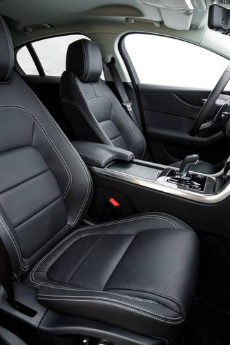 Jaguar XE X760 facelift 2018 assentos dianteiros