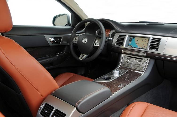 Interno di una Jaguar XF X250 2007