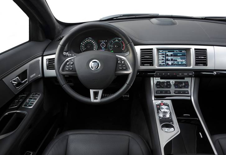 Interno di una Jaguar XF X250 facelift 2011