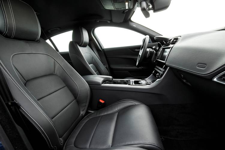 Jaguar XE X760 2015 asientos delanteros