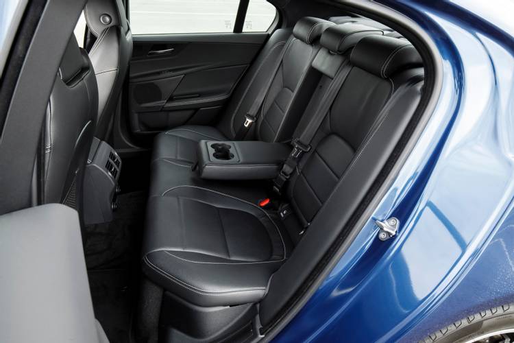 Jaguar XE X760 2015 asientos traseros
