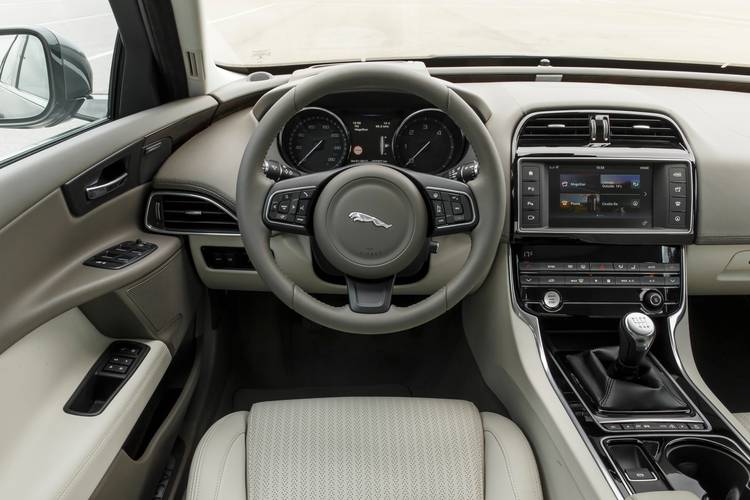 Interno di una Jaguar XE X760 2015