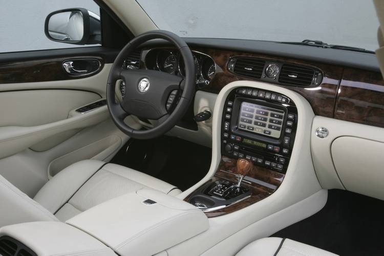 Jaguar XJ X358 facelift 2007 interiér