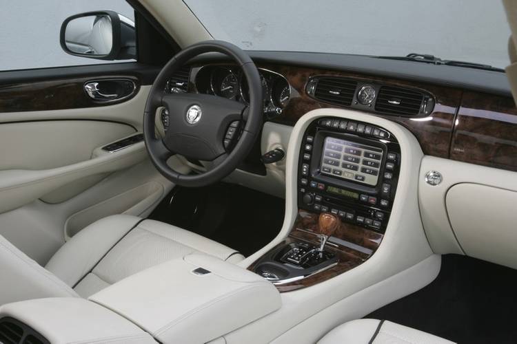 Interno di una Jaguar XJ X358 facelift 2007