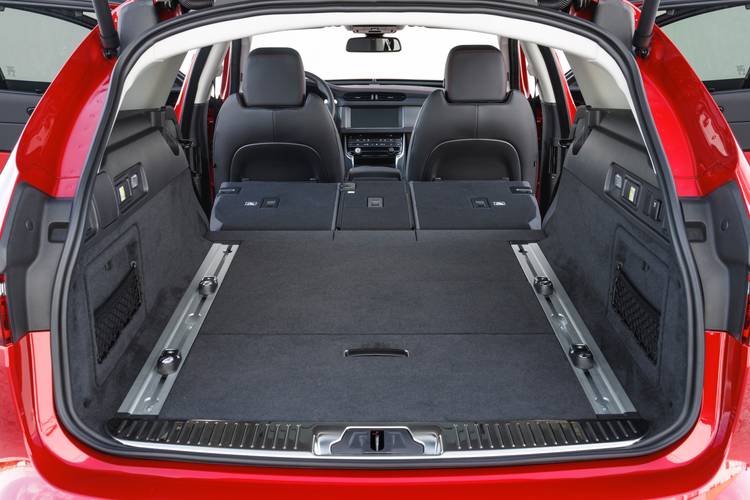 Jaguar XF X260 Sportbrake 2019 plegados los asientos traseros