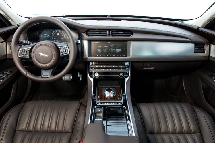 Interno di una Jaguar XF X260 2018