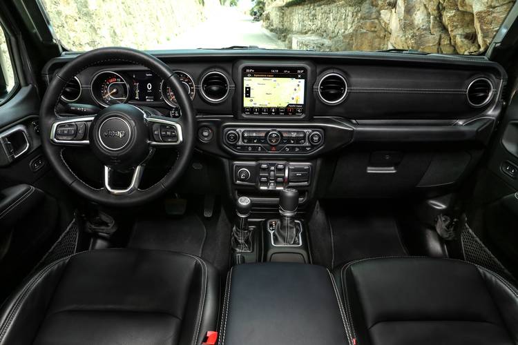 Interno di una Jeep Wrangler JL 2018