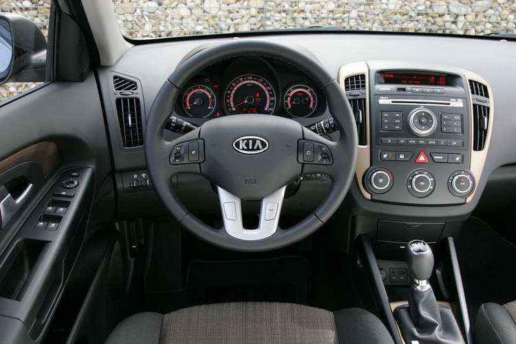 Interno di una Kia Ceed ED facelift 2011