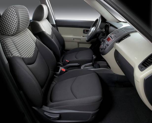 Kia Soul AM 2009 front seats