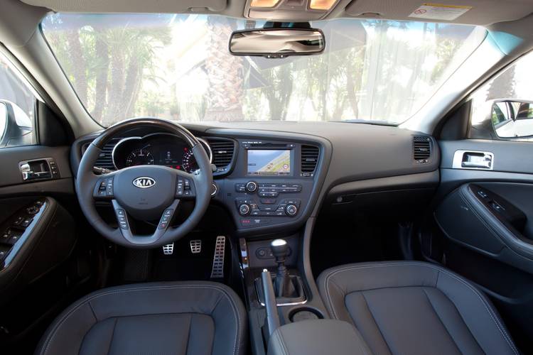 Interno di una Kia Optima TF 2010