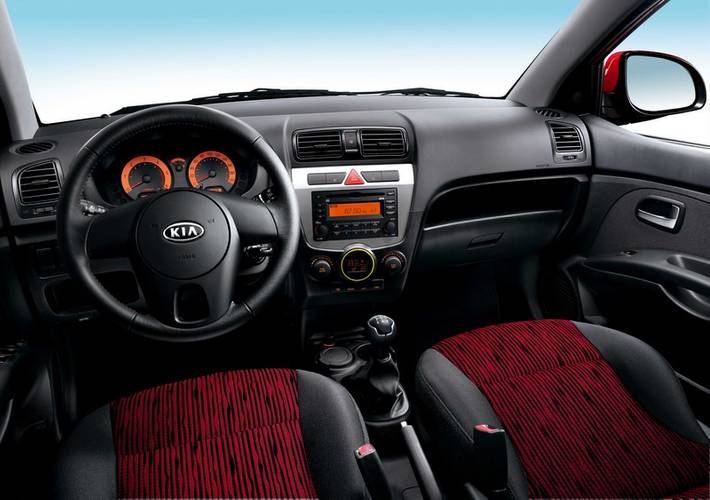 Interno di una Kia Picanto facelift 2008