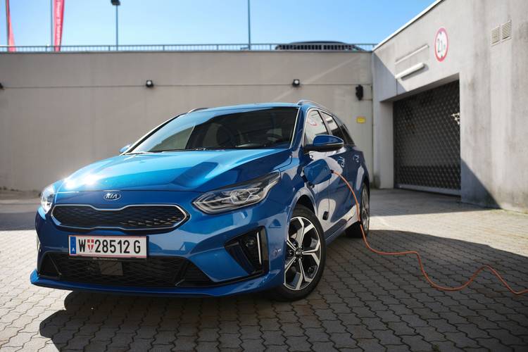 Kia Ceed CD SW 2019 PHEV station wagon