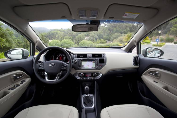 Interno di una Kia Rio UB 2011