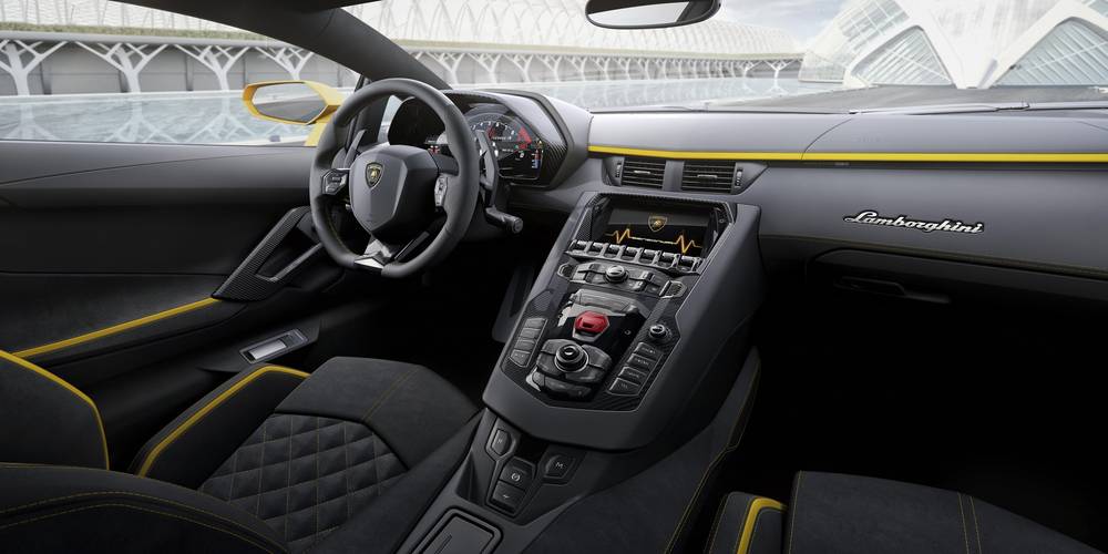 Interno di una Lamborghini Aventador S 2016