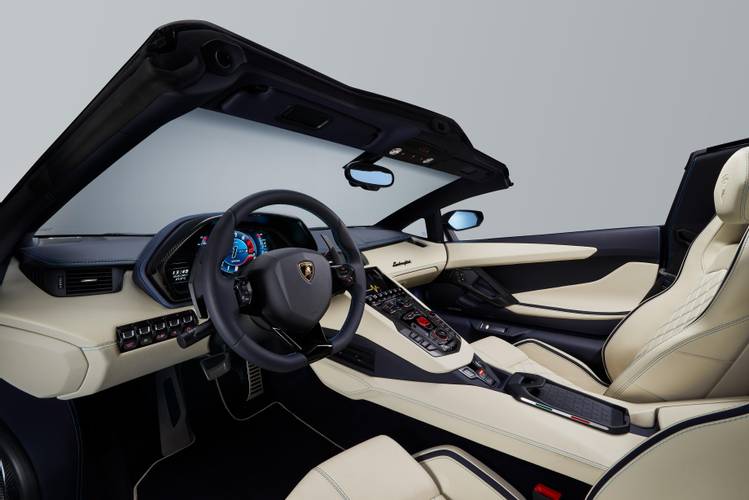 Interno di una Lamborghini Aventador S Roadster 2017