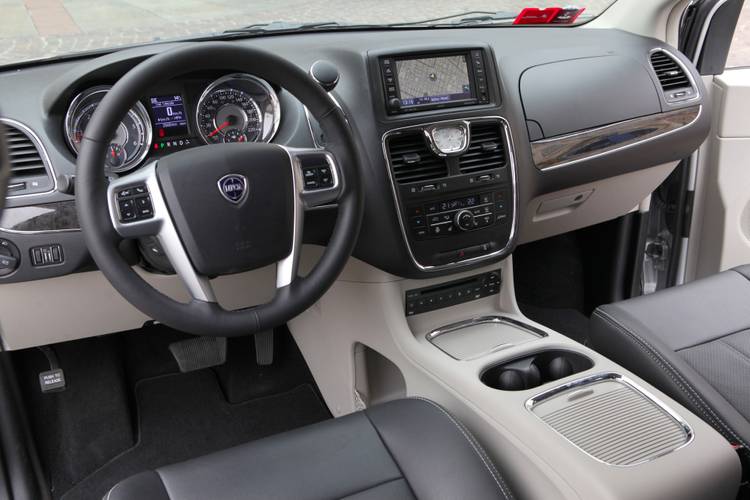 Interno di una Lancia Voyager 2011