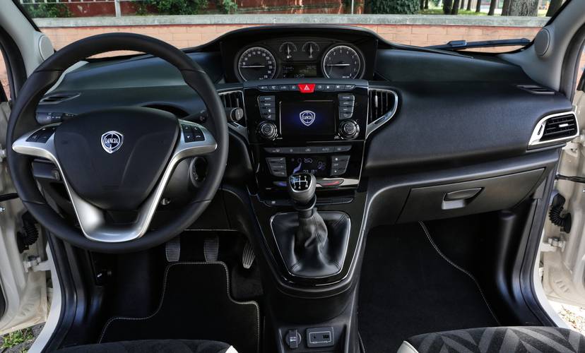 Lancia Ypsilon 846 facelift 2015 interiér