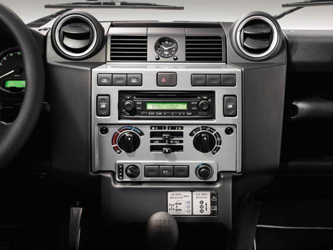 Interno di una Land Rover Defender 2012