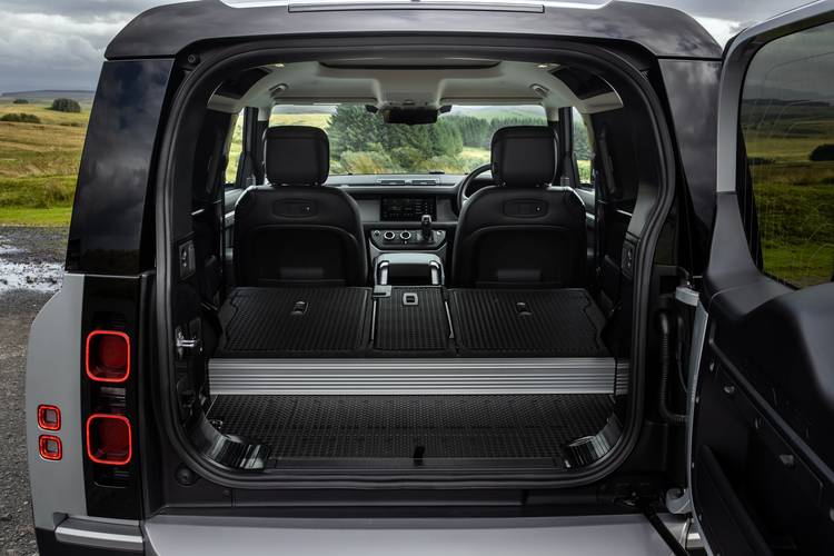 Land Rover Defender L663 90 2020 plegados los asientos traseros