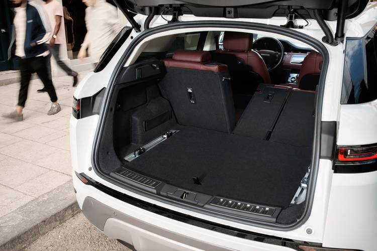 Range Rover Evoque L551 2020 plegados los asientos traseros