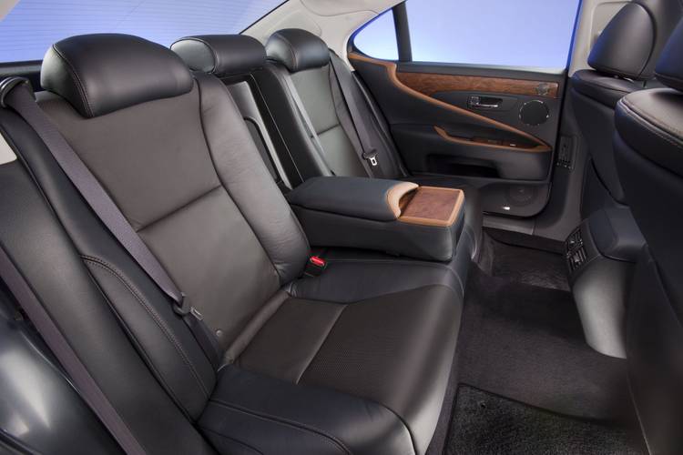 Lexus LS XF40 facelift 2009 rear seats