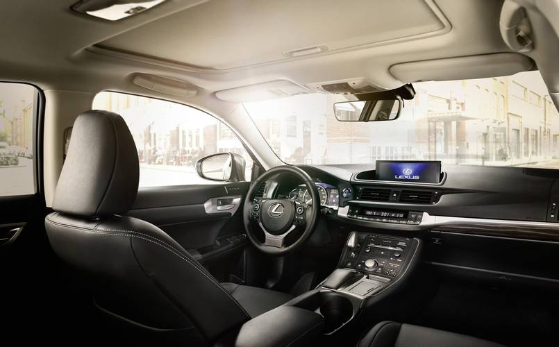 Interno di una Lexus CT ZWA10 facelift 2018