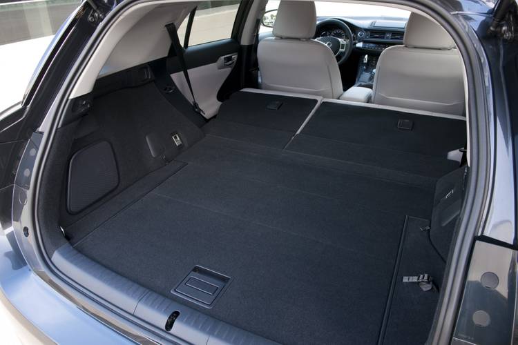 Lexus CT 2011 rear folding seats