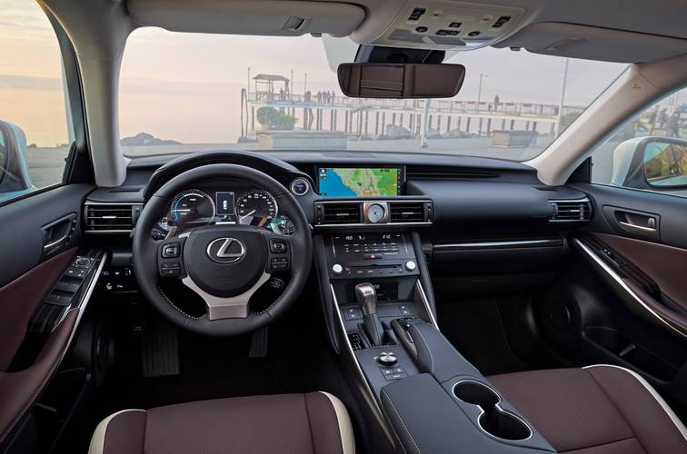 Interno di una Lexus IS 300h XE30 facelift 2017