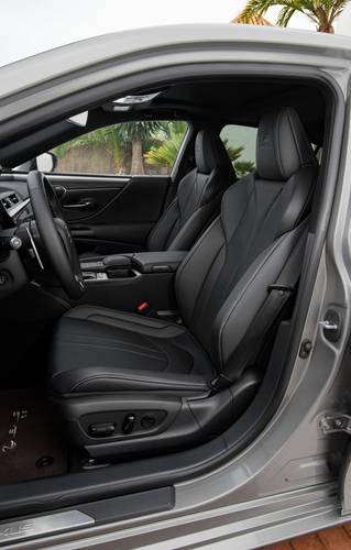 Lexus ES XZ10 2019 přední sedadla