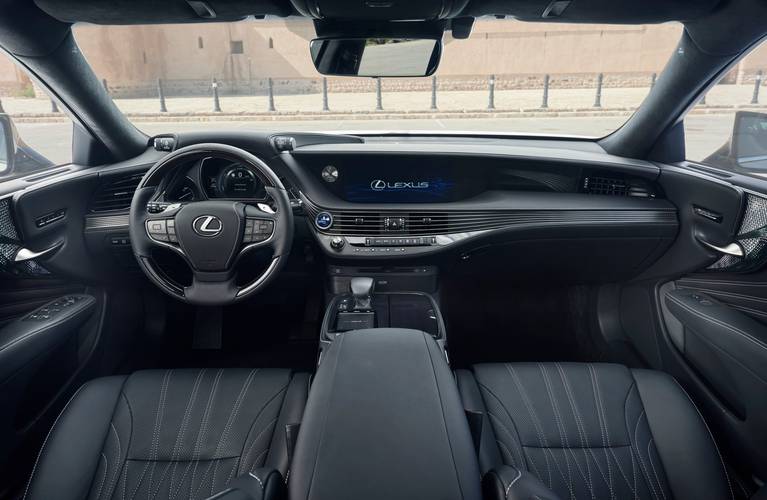 Interno di una Lexus LS XF50 2018