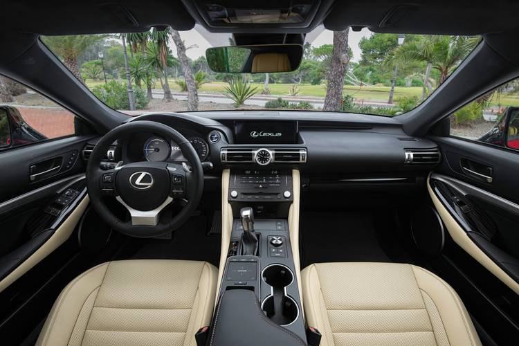 Interno di una Lexus RC XC10 facelift 2018