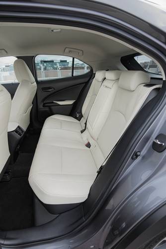 Lexus UX ZA10 2019 asientos traseros