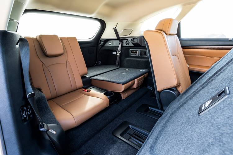 Lexus RX AL20 450h L facelift 2020 plegados los asientos traseros