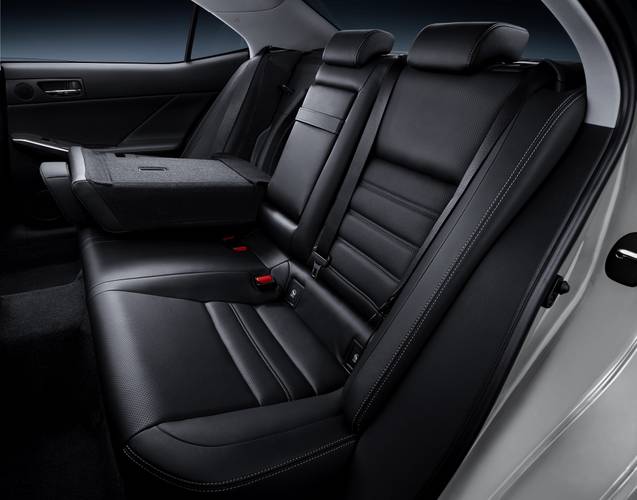 Lexus IS 2013 asientos traseros